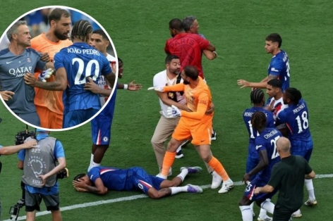Enrique nổi điên, bóp cổ sao Chelsea sau trận thua bẽ bàng