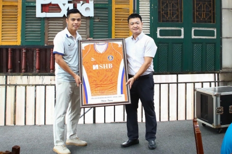 VPL-S6 2025: SHB FC khiến cầu thủ Friendly FC rơi nước mắt bằng món quà không ai ngờ tới