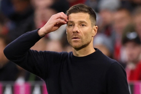 Xabi Alonso bị chỉ trích công khai