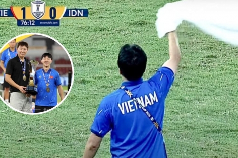 Trợ lý U23 Việt Nam vẫy khăn trắng khiến CĐV Đông Nam Á ngỡ ngàng