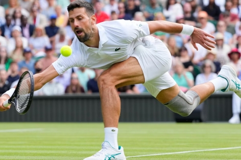 Wimbledon 2024: Djokovic thắng nhọc nhằn, 'Máy giao bóng' Ba Lan bỏ giải