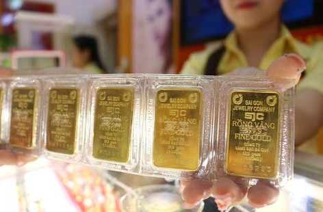 Giá vàng hôm nay trưa 3/5: SJC, DOJI giữ giá cao