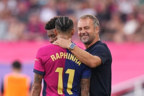 Hansi Flick chỉ đích danh ngôi sao 'không thể đụng đến' tại Barca