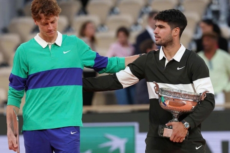 Alcaraz áp sát Sinner, Djokovic tiếp tục tụt hạng