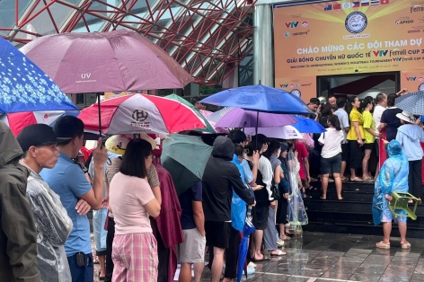 Người dân đội mưa, xếp hàng dài mua vé xem VTV Cup 2025