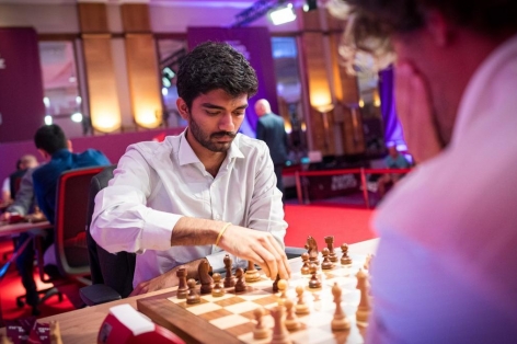 Guskesh tiếp tục vượt mặt Carlsen tại siêu giải cờ vua thế giới