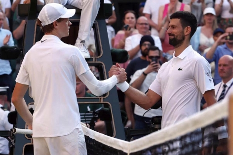 Hành động bất ngờ của Sinner sau khi 'hủy diệt' Djokovic