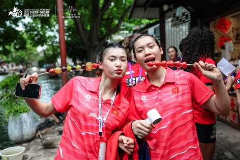 Tuyển bóng chuyền nữ Việt Nam du hí tại Thượng Hải