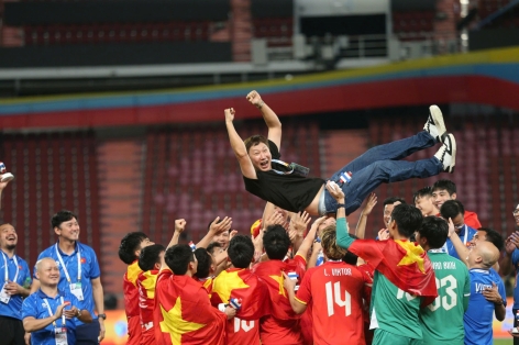 Bố mẹ HLV Kim Sang-sik tắt tivi khi Việt Nam bị dẫn 0-2