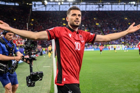 Sao Albania tạo lịch sử tại EURO với bàn thắng vào lưới Italia