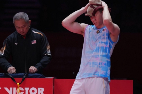 Lee Zii Jia rời sân bằng xe lăn, chia tay BWF World Tour Finals trong đau đớn