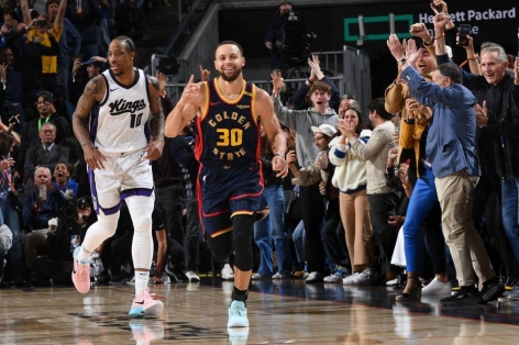 Stephen Curry ném quả 3 điểm thứ 4000, đi vào lịch sử NBA