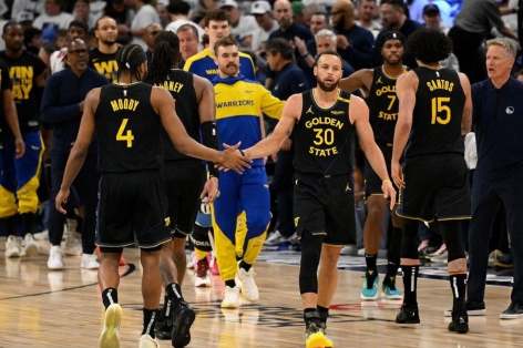 Curry chấn thương, Golden State Warriors vẫn đại thắng ở bán kết NBA Playoffs 2025