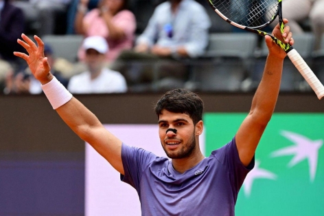 Alcaraz nhọc nhằn lọt tứ kết Rome Masters 2025