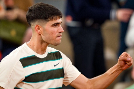 Trình làng tóc mới, Alcaraz thắng đậm ở vòng 2 Roland Garros 2025