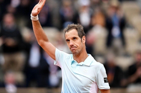 Đụng Sinner ở Roland Garros 2025, biểu tượng trái một tay thế giới nói lời tạm biệt