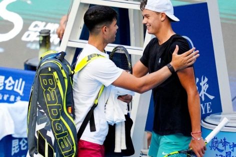 Huyền thoại tennis chỉ thẳng cái tên đủ khả năng bắt kịp Alcaraz, Sinner