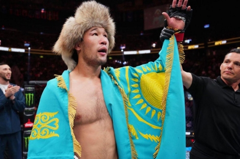 Gia đình siêu sao UFC thoát chết sau tai nạn xe hơi