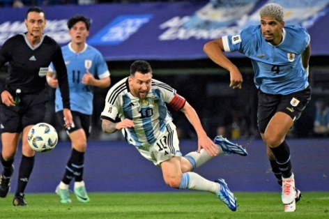 Túm cổ đối thủ thoát thẻ đỏ, Messi lần đầu lên tiếng