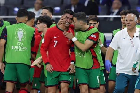 Báo chí Bồ Đào Nha kêu gọi loại Ronaldo khỏi trận đấu với Pháp