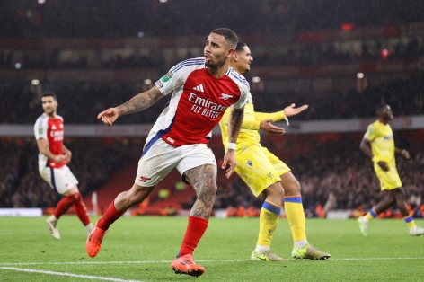 Gabriel Jesus lập hat-trick, Arsenal nhọc nhằn tiến vào bán kết Carabao Cup