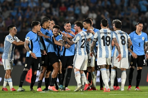 Xô xát nảy lửa trận Argentina vs Uruguay