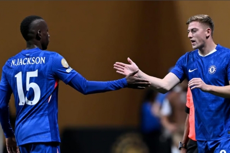 Chelsea gặp phải cơn đau đầu 'dễ chịu' ở hàng công
