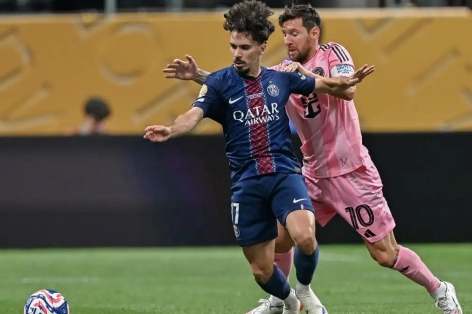 Thua tan tành, Messi bị tố đánh một cầu thủ PSG ngay trên sân