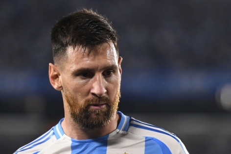 Messi bất ngờ nhận 'mưa gạch đá' tại quê nhà Argentina