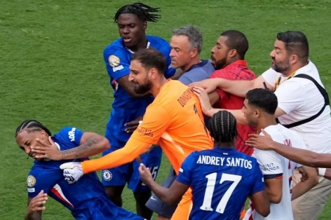Đánh cầu thủ Chelsea, HLV Luis Enrique sắp nhận án phạt cực nặng