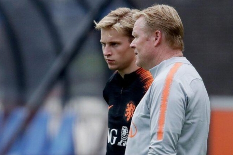 HLV Koeman cảnh báo Barca không nên mạo hiểm với De Jong