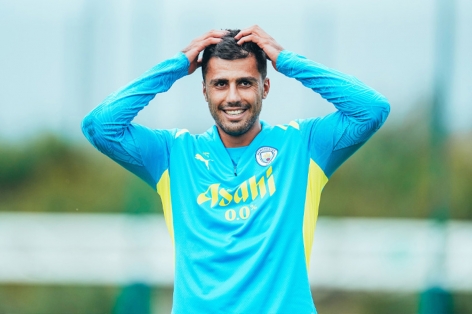 Pep Guardiola khiến CĐV Man City hụt hẫng về Rodri
