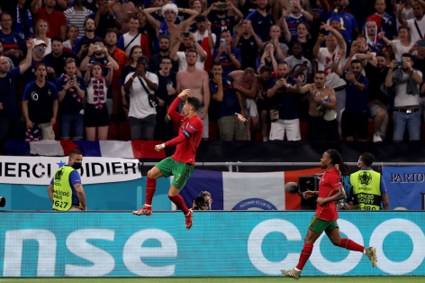 Khoảnh khắc vòng bảng Euro 2021: Từ nước mắt tới nụ cười