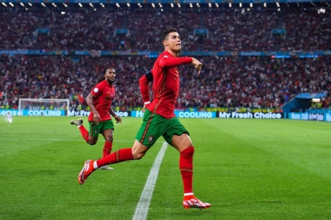 Ronaldo một tay đưa Bồ Đào Nha vượt qua vòng bảng