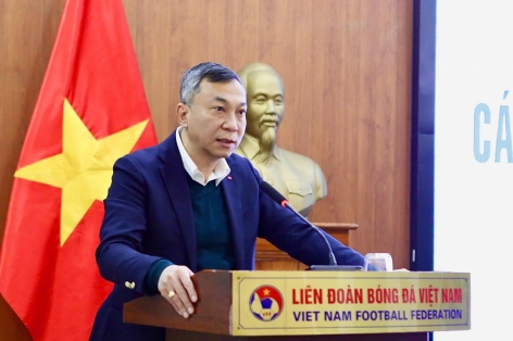 Chủ tịch VFF trao đổi riêng với một cầu thủ ĐT Việt Nam