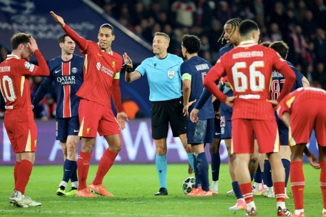 Báo Anh: 'VAR đứng về phía Liverpool'