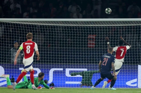 Khoảnh khắc đáng quên khiến Arsenal tan mộng Champions League