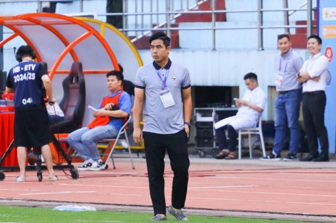 HLV Ninh Bình chấp nhận đá xấu để có 3 điểm