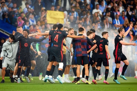 Barca bị Espanyol 'chơi khăm', xịt nước không cho ăn mừng vô địch