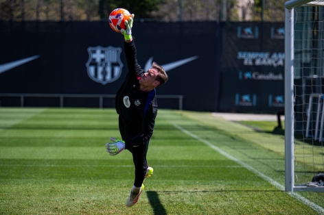 Tạm biệt Onana, MU chiêu mộ thủ môn lừng danh của Barca?