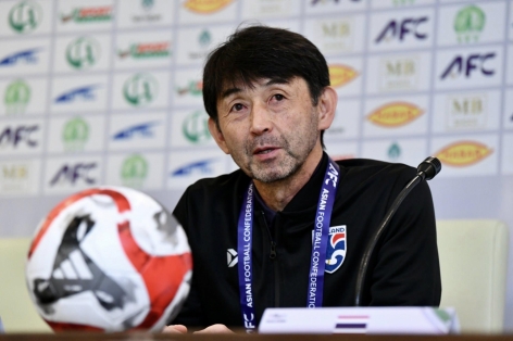 HLV ĐT Thái Lan đổ lỗi mặt sân về trận thua trước đội hạng 142 FIFA