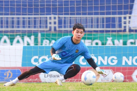 HLV Popov chiêu mộ thủ môn siêu chất lượng tại Viettel