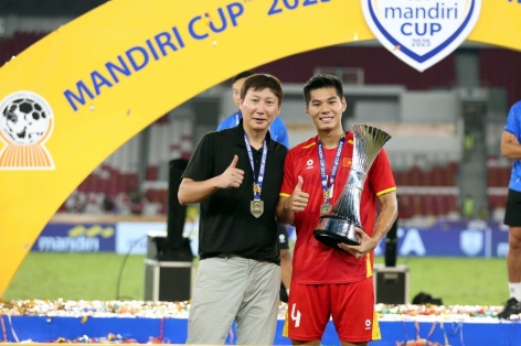 Vừa vô địch U23 Đông Nam Á, trung vệ U23 Việt Nam nâng cúp sau 2 ngày