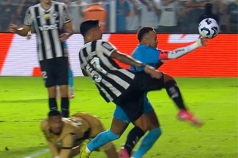 Neymar phá vỡ im lặng sau pha dùng tay chơi bóng lộ liễu