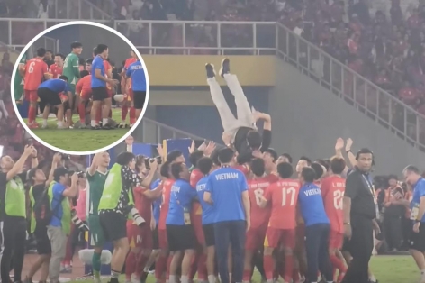 Cầu thủ U23 Việt Nam đỡ trượt khi tung HLV Kim Sang Sik lên không trung