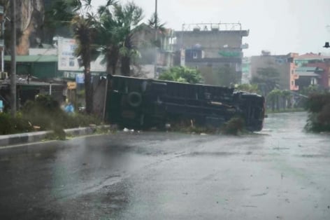 Hải Dương: Gió xoáy cuốn bay ô tô, xe tải lật giữa phố