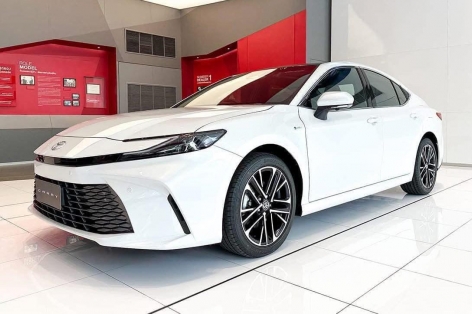 Mục sở thị Toyota Camry 2024 bản tiêu chuẩn đã xuất hiện tại đại lý