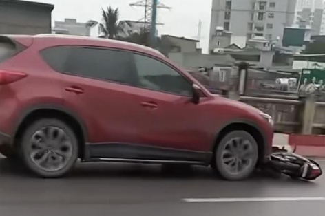 Triệu tập tài xế Mazda CX-5 kéo lê xe máy sau tai nạn trên cầu Vĩnh Tuy