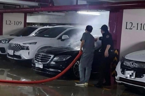 Vụ cháy xe sang của ca sĩ Duy Mạnh: Trách nhiệm thuộc về ai khi xe đang bảo hành bỗng nhiên bốc cháy?