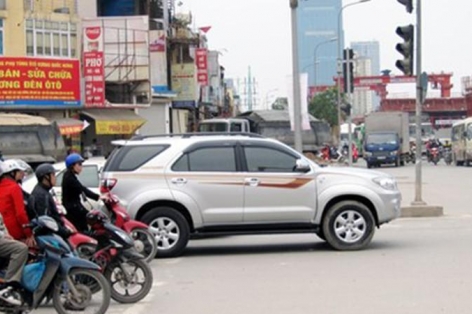 Dừng xe quá vạch đèn đỏ: Vì sao bị xử phạt nặng tới 20 triệu đồng?